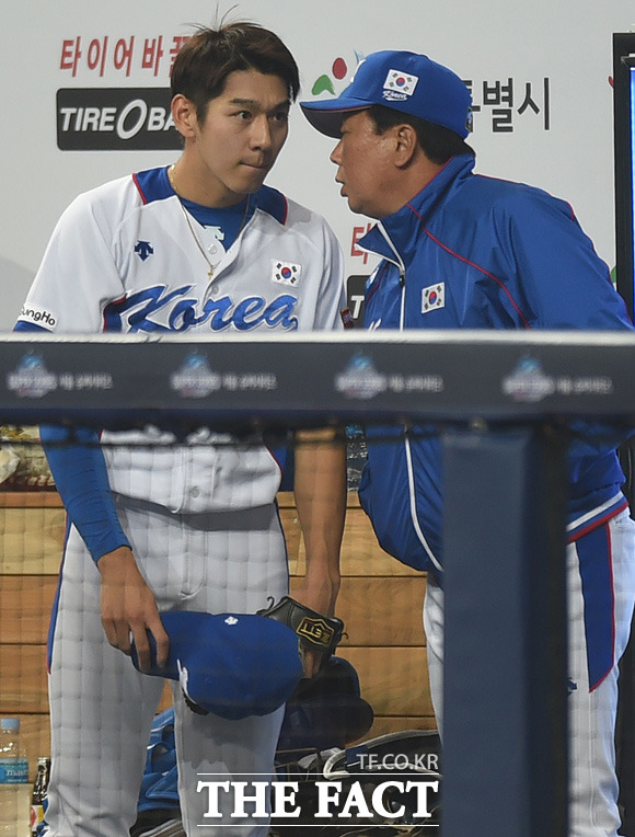 한국 두번째 투수 이대은이 선동렬 코치에게 조언을 듣고 있다.