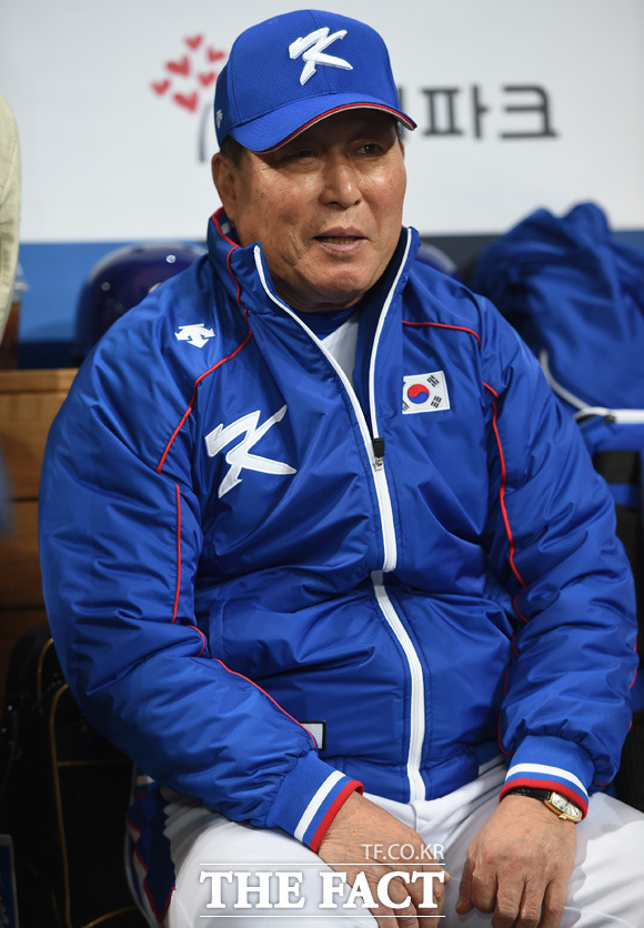 고척돔 개장 기념 한국과 쿠바의 슈퍼시리즈 경기에 앞서 한국대표팀 김인식 감독이 취재진들과 대화를 나누며 선수들을 지켜보고 있다.