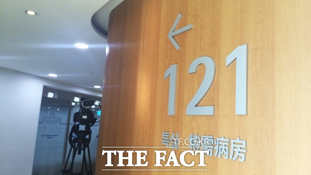 신 총괄회장 가족과 관계자 대부분은 병실 앞 취재진들을 피해 특실 내부에 있는 문으로 출입하고 있다.