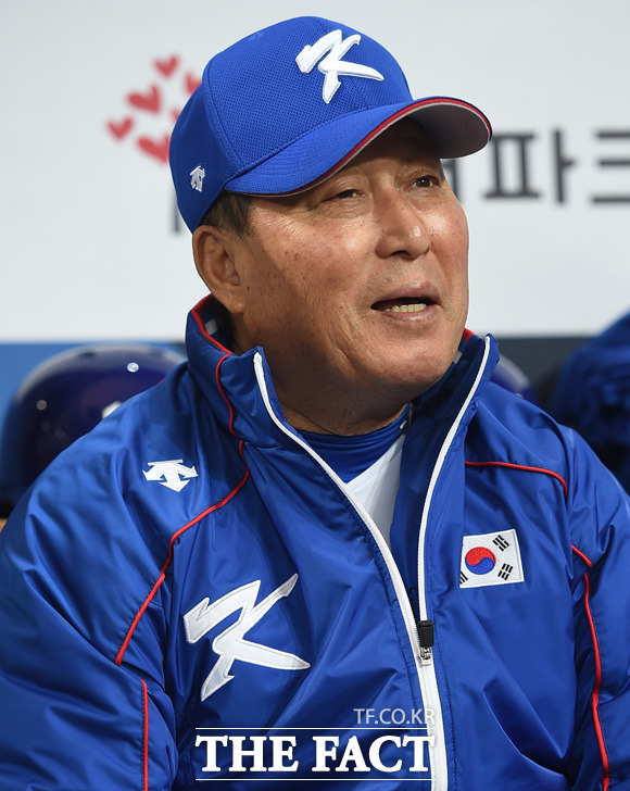 고척돔 개장 기념 한국과 쿠바의 슈퍼시리즈 경기에 앞서 한국대표팀 김인식 감독이 취재진들과 대화를 나누며 선수들을 지켜보고 있다.