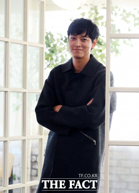 공공재 강동원. 그는 특정 장르나 캐릭터에 구애받지 않는 자신만의 작품을 하나씩 쌓아가고 있다. /이새롬 기자