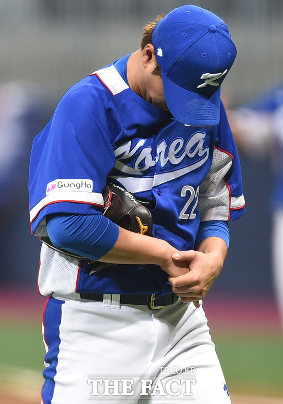 한국 0-2 쿠바! 우규민이 5일 고척스카이돔에서 열리고 있는 2015 서울 슈퍼시리즈 2차전 쿠바와 친선 경기에 선발 등판해 1회 타구에 오른손을 맞고 강판됐다. / 고척돔 = 최용민 기자