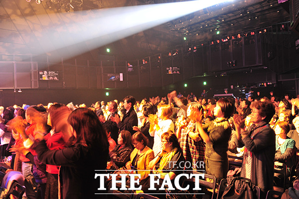 일본데뷔 20주년을 맞이한 가수 장은숙의 일본 정기공연 ‘Jazzy night Live 2015’가 4일 일본 도쿄 아카사카 BLITZ홀에서 개최됐다. ㅣ남진각 기자