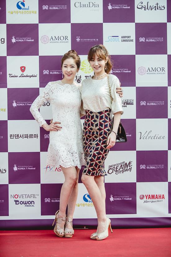 레이싱모델 출신 배우 이유연과 김시향이 4일 열린 제1회 코리아 레이싱모델 선발대회에 참석해 포토존에서 포즈를 취하고 있다. /스타게이즈미디어
