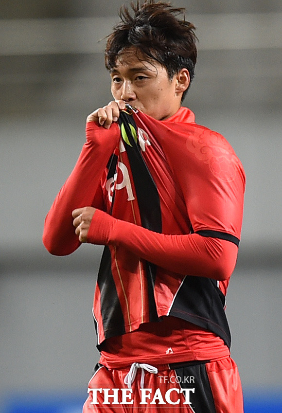 윤주태 선제골! FC 서울이 7일 서울월드컵경기장에서 열리고 있는 현대오일뱅크 K리그 클래식 2015 36라운드 수원과 홈 경기에서 전반 29분 터진 윤주태의 선제골로 1-0으로 앞서고 있다. / 최용민 기자