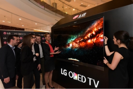 LG전자는 6일(현지시각)부터 열흘간 프랑스 파리의 최대규모 프리미엄 쇼핑몰 보그르넬에서 올레드 TV 로드쇼를 진행한다고 8일 밝혔다./LG전자 제공