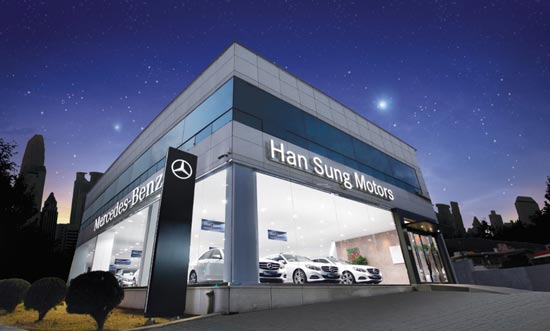 부산에도 스타클래스 인증 중고차 전시장이 상륙했다. 스타클래스 인증 중고차는 르세데스-벤츠 코리아가 공식 수입·판매한 4년/10만km이내 무사고 차량을 대상으로 178가지 정밀 점검을 통과했다./ 벤츠 코리아 제공