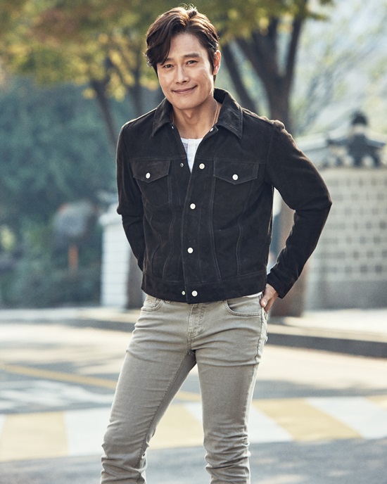 배우로서 꿈같은 성공을 거머쥔 배우 이병헌. 이병헌은 그간의 일로 무거운 책임감을 느꼈다고 솔직히 말하며 지침없이 연기할 것을 약속했다. /쇼박스 제공