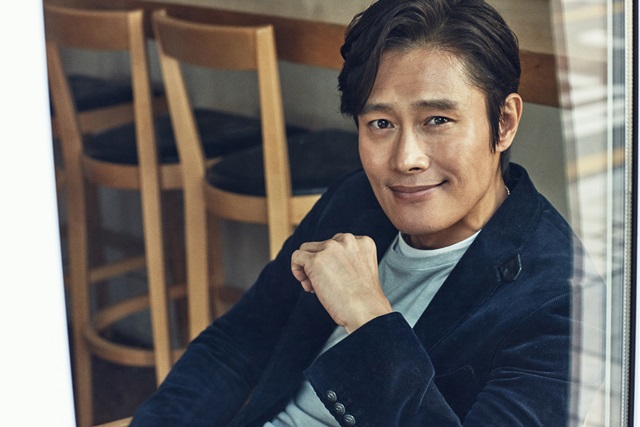 영화 내부자들로 스크린에 돌아온 배우 이병헌. 11월 첫째 주, 2년만에 언론매체와 인터뷰를 가진 배우 이병헌이 <더팩트>에 그간의 이야기를 진솔하게 들려줬다. /쇼박스 제공