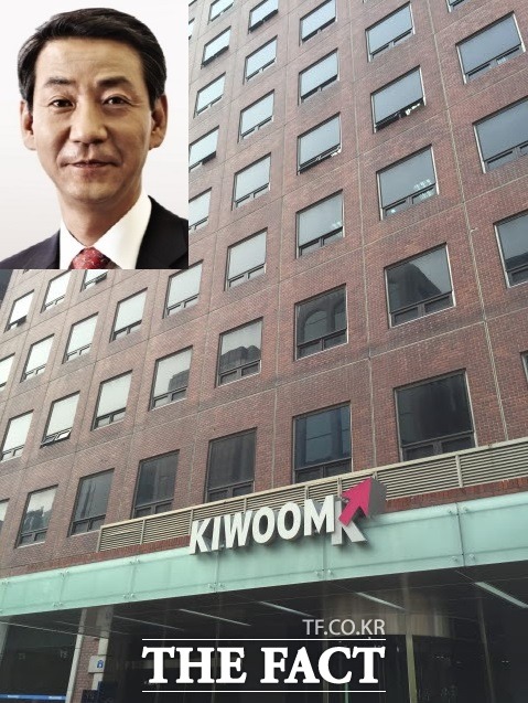 제9회 자금세탁 방지의 날 행사에서 국무총리 표창을 받을 것으로 알려졌던 키움증권의 포상이 취소됐다. 금융당국은 연초 키움증권측의 채권 불공정 거래를 문제삼아 포상에서 제외했다. 왼쪽 사진은 권용원 키움증권 사장./더팩트DB