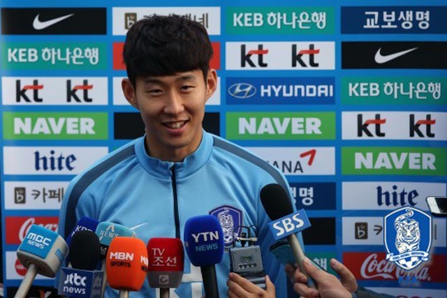 인터뷰하는 손흥민 손흥민이 10일 열린 축구 국가 대표팀 훈련 직전 인터뷰하고 있다. / 대한축구협회 제공