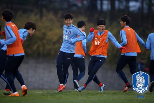 오랜만에 대표팀 훈련 손흥민(왼쪽에서 세 번째)이 동료들과 몸을 풀고 있다.