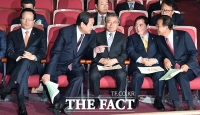[TF포토] '대화 주도하는 김무성 대표'