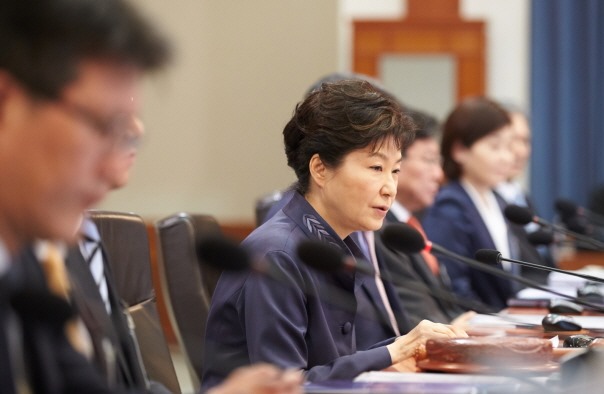 박근혜 대통령의 10일 국무회의에서 “국민을 위해서 진실한 사람만 선택받을 수 있도록 해달라”고 말했다. /청와대 제공