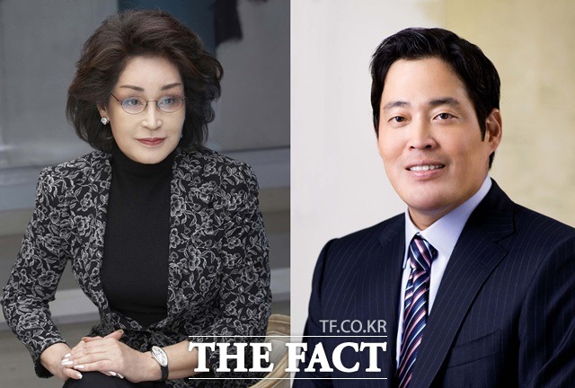 국세청이 이달 초 이마트, 신세계건설, 신세계그룹 등 3개 계열사에 대한 세무조사를 마치고 미납 법인세, 부과세 등 추징금 800억원을 부과키로 했다. 사진은 이명희 신세계그룹 회장과 정용진 신세계그룹 부회장(왼쪽부터) / 더팩트DB