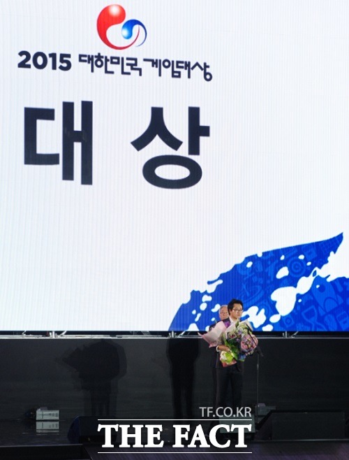 레이븐(넷마블게임즈)가 2015 대한민국 게임대상에서 대상(대통령상)을 수상했다. 유석호 넷마블에스티 주식회사 대표이사가 이날 수상 소감을 전하고 있다. /최승진 기자