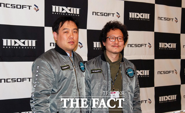 엔씨소프트가 내년 2월 신작 ‘MXM’의 마지막 테스트를 진행한다. 이번 테스트는 한국, 대만, 일본에서 동시에 진행하는 점이 특징이다. 이 회사 김형진(왼쪽) 총괄 PD와 이지호 디렉터가 인터뷰 뒤 포즈를 취하고 있다. /최승진 기자