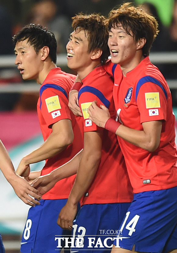한국 구자철이 1-0으로 앞선 전반 추가골을 성공시킨 구자철의 황의조와 어깨동무를 나누며 기뻐하고 있다.