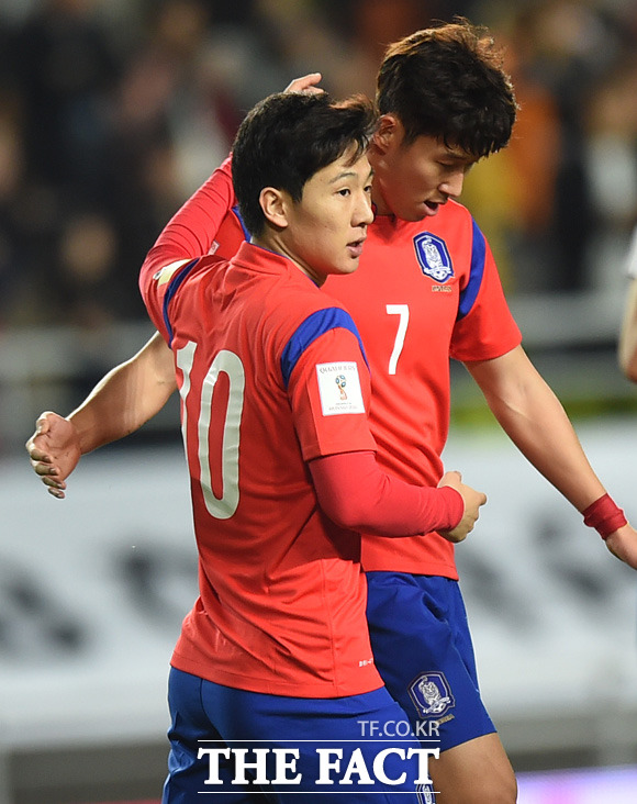 한국 남태희가 팀의 네번째골을 성공시킨 후 도움을 준 손흥민에게 고마움을 표시하고 있다.