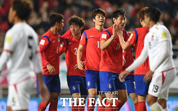 한국 이재성(왼쪽 세번째이 전반 선취골을 성공시키고 동료들과 기쁨을 나누고 있다.