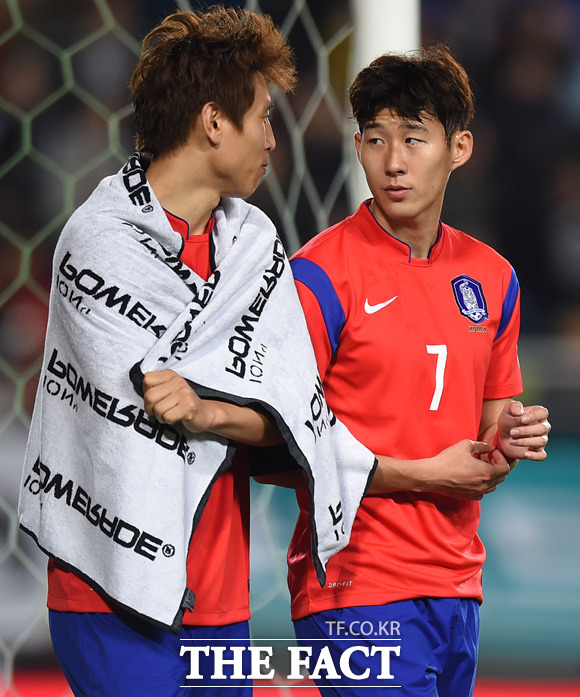 한국이 미얀마를 4-0으로 완파하고 5연승을 거둔 가운데 경기 종료 후  손흥민과 구자철이 대화를 나누며 경기장을 빠져 나가고 있다.