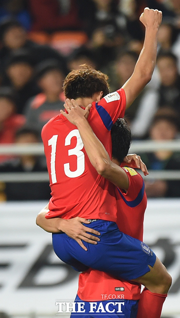 한국 구자철이 1-0으로 앞선 전반 추가골을 성공시키고 지동원과 포옹을 나누며 기뻐하고 있다.