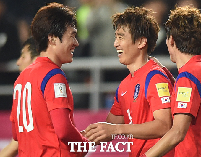 한국 구자철이 1-0으로 앞선 전반  추가골을 성공시키고 환하게 웃고 있다.