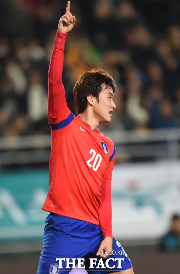 한국의 장현수가 팀의 세번째골을 성공시키며 환호하고 있다.