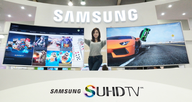 삼성전자 모델이 12일부터 15일까지 부산 벡스코에서 열리는 국내 최대 게임 전시회인 ‘지스타 2015’에 참가해 삼성 SUHD TV로 즐기는 게임 서비스를 소개하고 있다. /삼성전자 제공