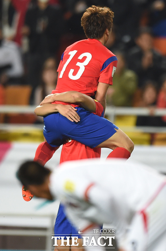 한국 구자철이 1-0으로 앞선 전반 추가골을 성공시키고 지동원과 포옹을 나누고 있다.