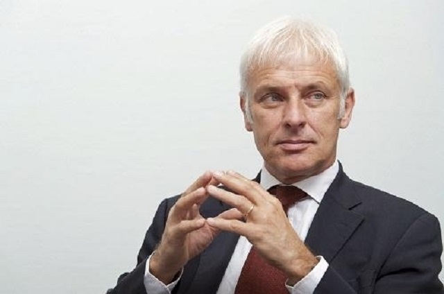 배출가스 조작 사건으로 곤욕을 치르고 있는 폭스바겐 그룹에 대한 따가운 시선이 연일 이어지고 있는 가운데 폭스바겐 주요 주주가 현 최고경영자인 마티아스 뮐러 회장이 물러나야 한다며 비판의 목소리를 높였다. / 블룸버그