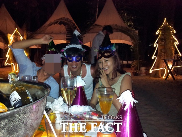 장윤정 어머니 육 씨가 공개한 사진에서 활짝 웃고 있는 장경영(왼쪽)과 장윤정. 공개된 사진 속 장윤정과 가족은 화기애애한 분위기로 휴가를 즐기고 있다. /육흥복 씨 제공