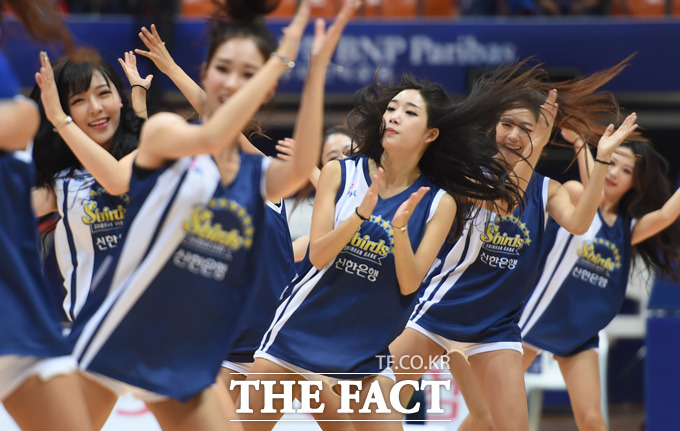 신한은행 치어리더들이 흥겨운 음악과 열정적인 안무로 농구장을 찾은 팬들을 즐겁게 하고 있다.