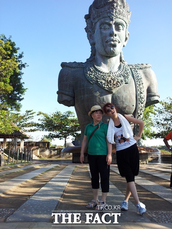과거 발리로 휴가를 떠난 육 씨(왼쪽)와 가수 장윤정. 육흥복 씨는 사과거 단란한 가족사진을 공개하며 장윤정에게 직접 만나자고 제안했다. /육흥복 씨 제공