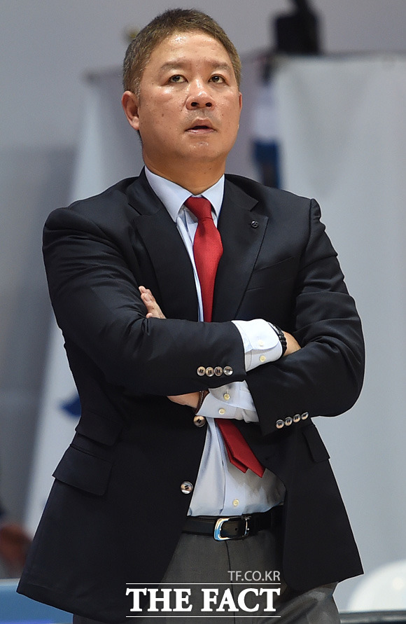 신한은행 정인교 감독이 3쿼터 우리은행에게 역전을 허용한 뒤 안타까운 표정으로 허공을 응시하고 있다.