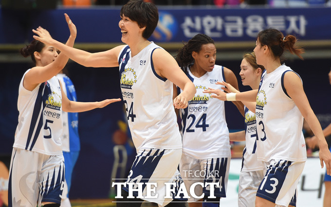 신한은행 윤미지(오른쪽 두번째)가 2쿼터 종료 직전 버저비터를 성공시키자 동료들이 기뻐하고 있다.