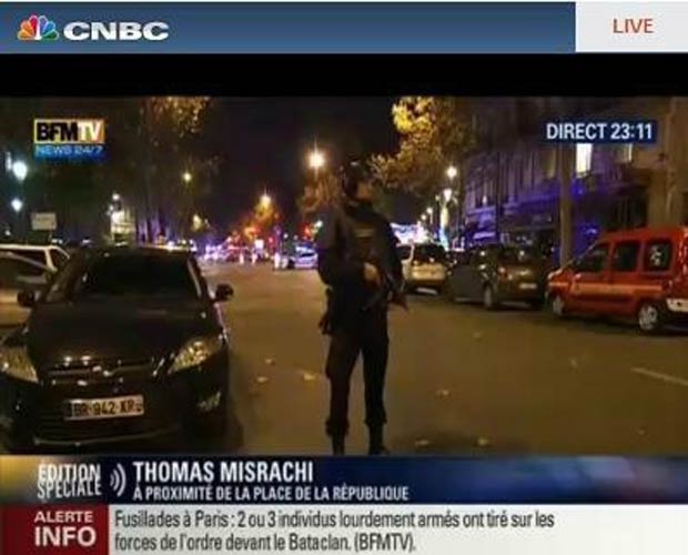 프랑스 파리에서 13일(현지 시각) 밤 발생한 동시다발 테러로 최소 120명이 사망하고, 200여 명의 부상자가 발생했다. 테러의 배후로는 공식적으로 확인되지 않았으나 이슬람 극단주의자의 소행으로 추정되고 있다. /CNBC 갈무리