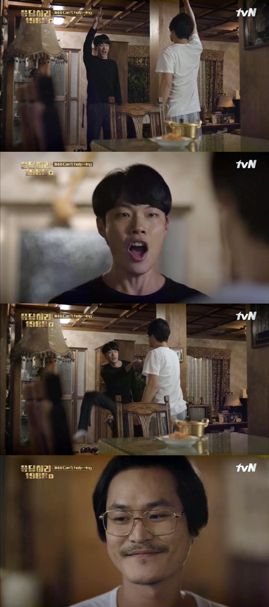 응답하라 1988 류준열 김성균의 반갑구만 14일 오후 방송된 금토드라마 응답하라 1988에서 정환이 토라진 아버지를 위해 어색한 개그를 펼쳤다. /응답하라 1988방송캡처