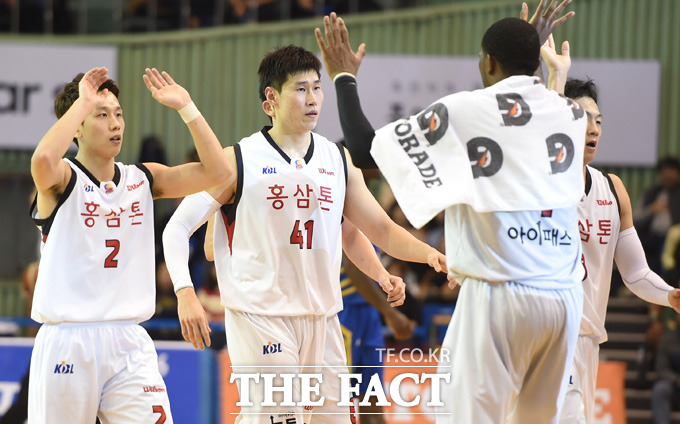 KGC 김기윤(사진 왼쪽) 골을 성공시킨 뒤 찰스로드의 환영을 받고 있다.