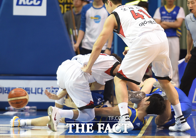 서울삼성-KGC 선수들이 볼을 차지하려고 한데 뒤엉켜 거친 몸싸움을 벌이고 있다.