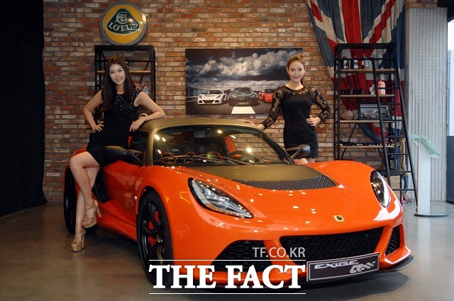 로터스 코리아는 16일 경기도 과천의 로터스 쇼룸에서 엑시지 S 자동변속기 론칭 행사를 열고 국내 판매를 시작했다. / 로터스 코리아 제공
