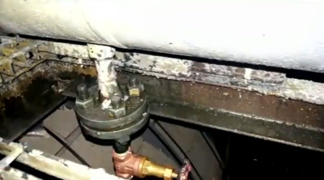 16일 이수화학 울산 공장에서 불산 누출 사고가 발생했다. 소방당국은 공장 내 드레인밸브의 노후화로 생긴 지름 2cm의 균열에서 불산이 누출된 것으로 보고 정확한 원인 파악에 나섰다. /YTN 뉴스 화면 캡처