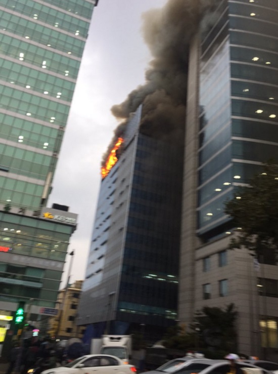 서울 강남구 역삼동에 있는 빌딩 15층에서 화재가 발생했다. /ImrealV 트위터