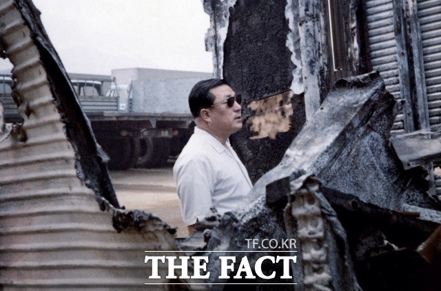 1960년대 운송사업을 키워내겠다는 일념으로 베트남 전장에 뛰어들어 미군의 군수물자를 수송을 자처한 조중훈 회장이 월맹군의 피습을 받는 긴박한 상황 속에서 수송트럭 대열을 진두지휘하며 공포에 휩싸인 직원들을 진두지휘했다.