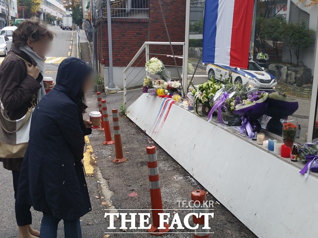16일 오후 서울 서대문구에 있는 주한 프랑스대사관에서 내·외국인 여성들이 헌화와 촛불을 바라보면서 테러로 인한 희생자들을 애도하고 있다./서대문로=신진환 기자