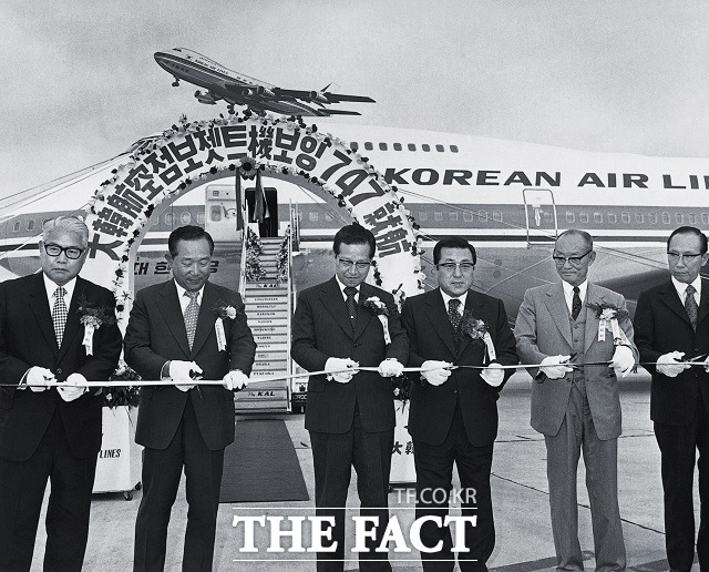 1971년 항공여객 분야 신생국가나 다름 없던 우리나라와 협상에 나서지 않던 미국 정부를 끝까지 설득해 태평양노선 취항 허가를 따낸 조중훈 회장(왼쪽에서 네 번째)의 일화는 전 세계 항공업계에서도 유례를 찾기 힘든 사례로 그의 집념이 얼마나 강했는지를 실감할 수 있게 한다.