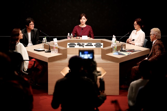 11월 26일 개봉하는 영화 위선자들 영화는 사회적 명망을 가진 이들과 대한민국 현실을 폭로하는 이들의 이야기를 담았다. /메가박스플러스엠 제공
