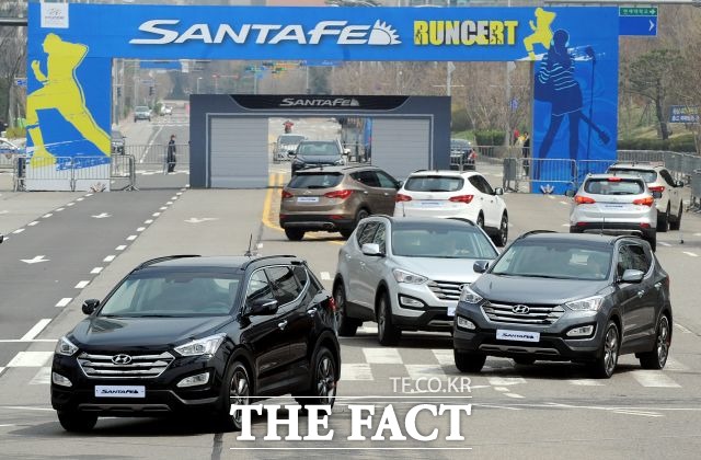 18일 국토교통부는 연비 과장으로 현대자동차와 쌍용자동차, 한국지엠 등 3개사에 과징금 부과하기로 했다고 밝혔다. 현대자동차 싼타페 / 더팩트 DB