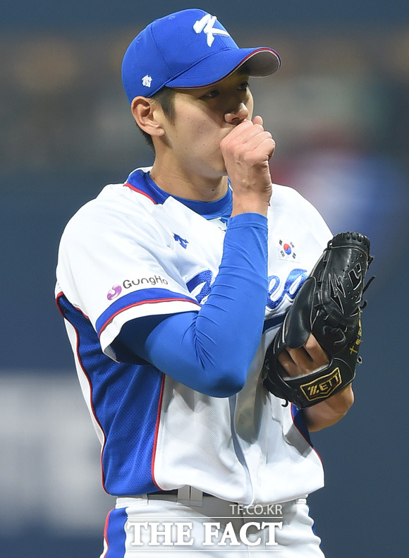 한국 일본 0-0 한국 선발 투수 이대은이 19일 열리고 있는 프리미어12 4강전 일본과 경기에 선발 등판해 3회까지 무실점 호투했다. 사진은 지난 4일 열린 서울 슈퍼시리즈 1차전 쿠바전 장면. / 고척스카이돔 = 최용민 기자