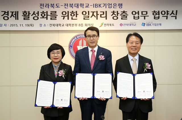 19일 전북 전주시 전북대학교에서 권선주 기업은행장(왼쪽)이 이남호 전북대학교 총장(가운데), 이형규 전라북도 정무부지사와 지역경제 활성화를 위한 일자리창출 업무협약을 체결했다. /기업은행 제공